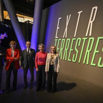 Los cuatro asesores científicos de la exposición (Benjamín Montesinos, Eva Villlaver, Montserrat Villar y Esther Lázaro, junto al director de CosmoCaixa, Valentí Farràs (centro)