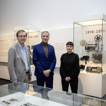 El director de CaixaForum Zaragoza, Ricardo Alfós, y los comisarios de la exposición e investigadores Efrén Cuevas y Núria F. Rius.