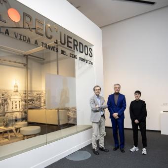 El director de CaixaForum Zaragoza, Ricardo Alfós, y los comisarios de la exposición e investigadores Efrén Cuevas y Núria F. Rius.