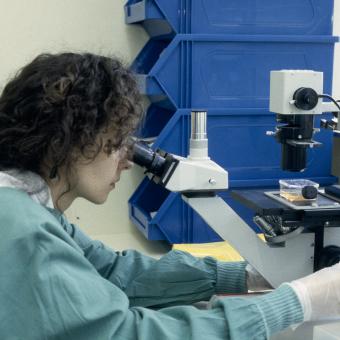 Una investigadora en las instalaciones de IrsiCaixa en una foto de archivo.