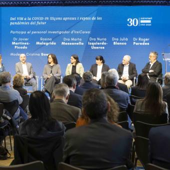 Imagen de la primera mesa redonda del acto del 30 aniversario de IrsiCaixa.