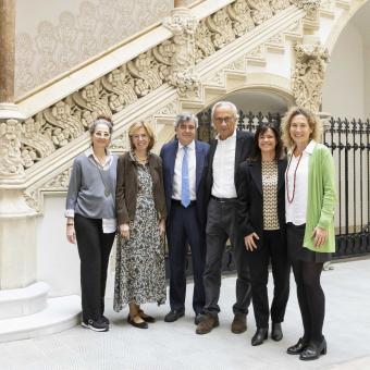 De izquierda a derecha, la adjunta a la gerencia de IrsiCaixa Lidia Ruiz; la gerente de IrsiCaixa Lourdes Grau; el director general de la Fundación "la Caixa" Josep Maria Coronas; el director de IrsiCaixa Bonaventura Clotet, la directora general adjunta de la Fundación "la Caixa" Esther Planas y la directora de I-CERCA, Laia Pallejà. 