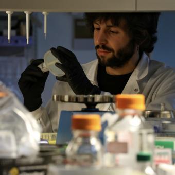 Marc Expòsit trabajando en el laboratorio.