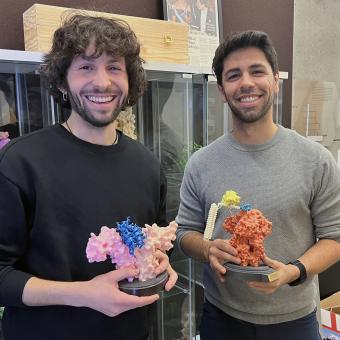 Una tradición del Baker Lab consiste en regalar a los investigadores el diseño de sus proteínas imprimido en 3D cuando publican los artículos de sus investigaciones en publicaciones científicas. En la foto Marc Expòsit y Alfredo Quijano con sus proteínas.