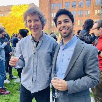 Alfredo Quijano posa junto a David Baker, premio nobel de química. 