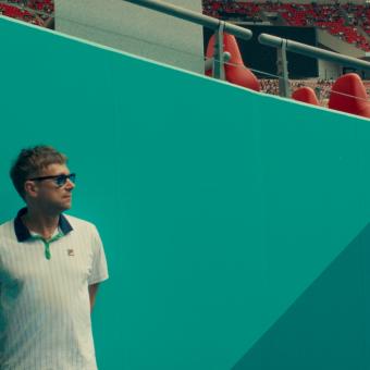 Damon Albarn en el estadio de Wembley, fotograma del documental Blur to the end.