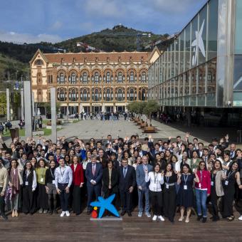 Foto de familia de la entrega de becas en el Museo de la Ciencia CosmoCaixa.