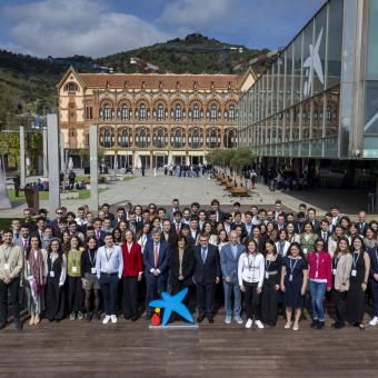 Foto de familia de la entrega de becas en el Museo de la Ciencia CosmoCaixa.