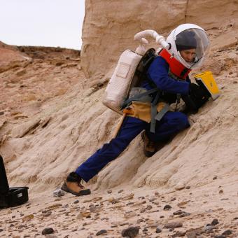 Una de las tripulantes de Hypatia II realiza un experimento geológico en el desierto de Utah.