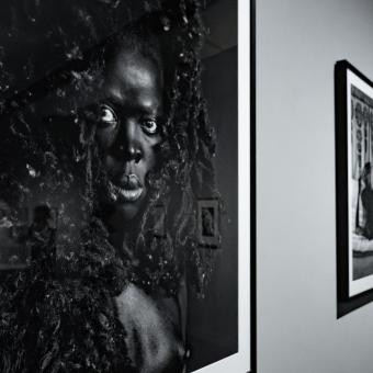 Una de las salas de la exposición, en la que podemos admirar una de las fotografías más icónicas de la muestra.