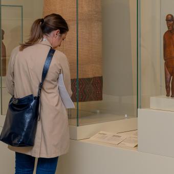 Una visitante de la muestra interesándose por una pieza de la exposición. 