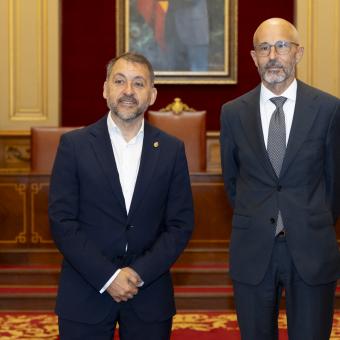 El alcalde de Santa Cruz de Tenerife, José Manuel Bermúdez, y el subdirector general de Cultura y Territorio de la Fundación ”la Caixa”, Rafael Chueca.