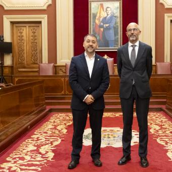 El alcalde de Santa Cruz de Tenerife, José Manuel Bermúdez, y el subdirector general de Cultura y Territorio de la Fundación ”la Caixa”, Rafael Chueca.