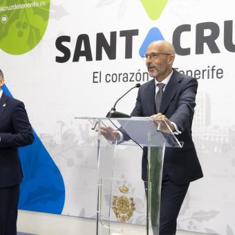 El alcalde de Santa Cruz de Tenerife, José Manuel Bermúdez, y el subdirector general de Cultura y Territorio de la Fundación ”la Caixa”, Rafael Chueca intervienen en la rueda de prensa de presentación de CaixaForum Tenerife.