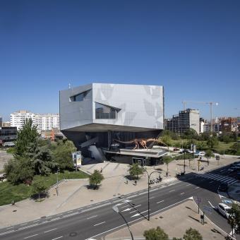 Visión amplia de la vista de CaixaForum Zaragoza con el patagotitan en su terraza.