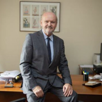 Fernando Jiménez-Ontiveros és funcionari del Cos de Tècnics Comercials i Economistes de l'Estat. 