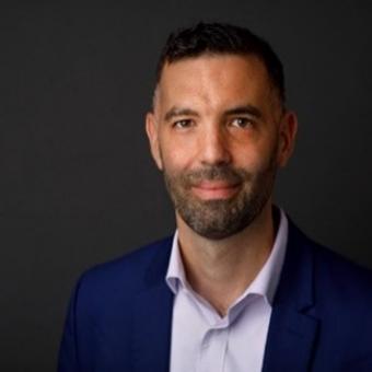 Julien Pellaux és director d'Associacions de la UNESCO, on supervisa el compromís corporatiu amb els socis públics i privats de la UNESCO.