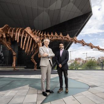 El director de CaixaForum Zaragoza, Ricardo Alfós, y el responsable de exposiciones de ciencia de la Fundación "la Caixa", Javier Hidalgo.