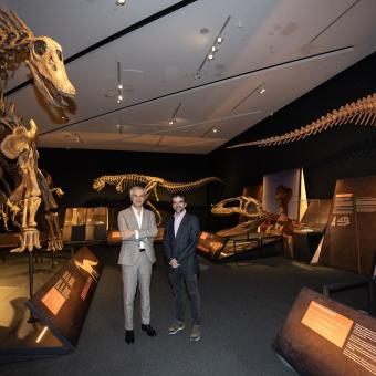 El director de CaixaForum Zaragoza, Ricardo Alfós, y el responsable de exposiciones de ciencia de la Fundación "la Caixa", Javier Hidalgo.