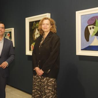 El director de CaixaForum Sevilla, Moisés Roiz, y la comisaria de la exposición y conservadora del Centre Pompidou, Angela Lampe.
