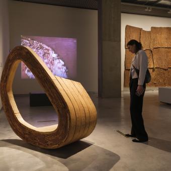 Una visitante admira una de las obras de la exposición «Arte y naturaleza. Un siglo de biomorfismo».