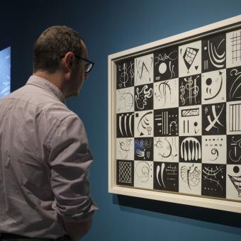 Un visitante admira una de las obras de la exposición «Arte y naturaleza. Un siglo de biomorfismo».
