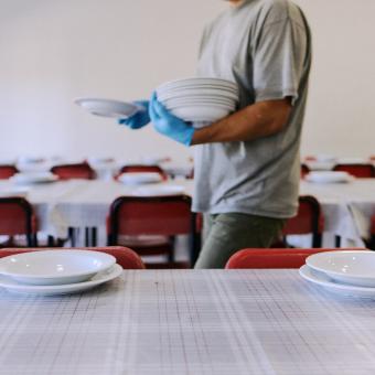 Un hombre sirviendo unos platos como parte de un proyecto seleccionado en una anterior edición de las Convocatorias de Proyectos Sociales.