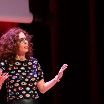 Conchi Lillo en una charla.