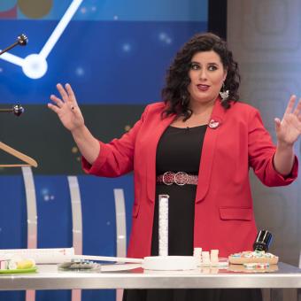 Laura Morán hablando frente a una mesa.