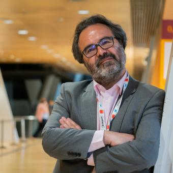 Lluis Montoliu mirando a cámara.