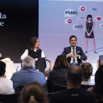 Els ponents durant la seva intervenció en la conferència 'Com afrontar la violència digital de gènere?'