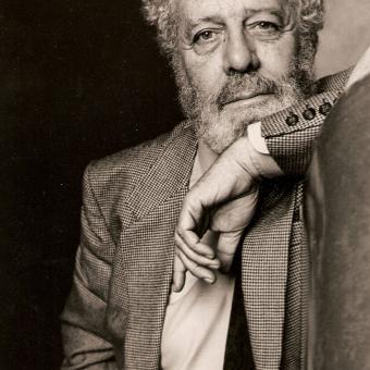 Retrato de Luis García-Berlanga en el documental «Berlanga, fanáticamente contradictorio», producción de CaixaForum+ en asociación con Estela Films.