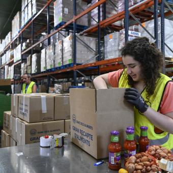 Voluntaria durante la distribución de alimentos del Banco de Alimentos