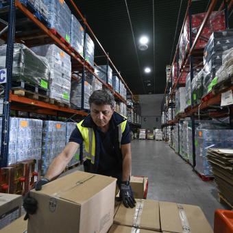 Voluntario durante la distribución de alimentos del Banco de Alimentos
