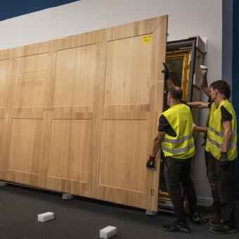The technical staff unpacking Rubens’ "The Judgment of Paris" at CaixaForum Barcelona.