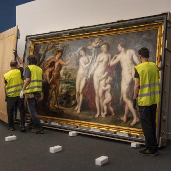 The technical staff unpacking "The Judgment of Paris" by Rubens at CaixaForum Barcelona.