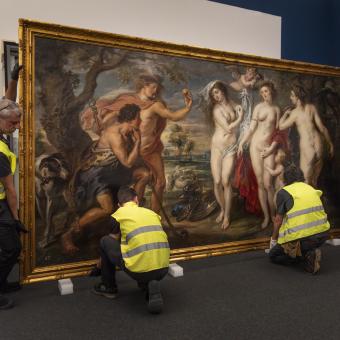 The technical staff unpacking "The Judgment of Paris" by Rubens at CaixaForum Barcelona.