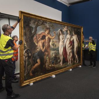 The technical staff unpacking Rubens' "The Judgment of Paris" at CaixaForum Barcelona.