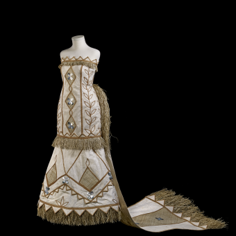 Paula Chan Cheuk. Vestido de boda de tela de corteza, 2014. Aotearoa (Nueva Zelanda). Corteza de morera de papel, hoja de pandano, fibra de coco, concha de madreperla y harakeke (lino de Nueva Zelanda).