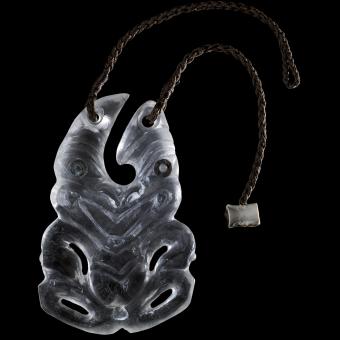 George Nuku. «Hei tiki» llamado Te Aonehe. 2008. Londres. Perspex, concha de haliotis, poliéster y espina de pescado.