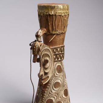 Tambor de mano del río Sepik, Papúa Nueva Guinea. C.1900. Madera, pergamino, caña y hueso.