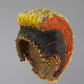 «Mahiole hulu manu» (casco de plumas) de Kauai, Háwai. 1700-1800. Plumas de «‘i‘iwi», de mamo y de «ō'ō», raíz de pandano y fibra de «Olonā».