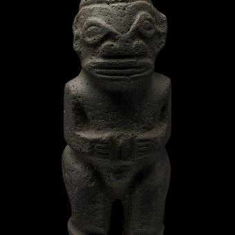 «Tiki Ke’a» (figura de ancestor) de las islas Marquesas. 1800-1850. Basalto.
