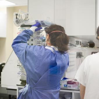 Técnicas en el laboratorio de IrsiCaixa.