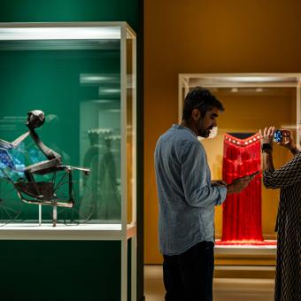 Dos visitantes paseando por una de las salas de la exposición «Voces del Pacífico» en CaixaForum Madrid.