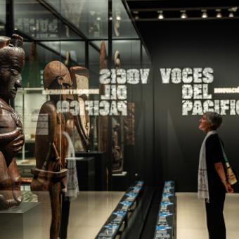 Una persona admira algunas de las obras de la exposición «Voces del Pacífico» en CaixaForum Madrid.