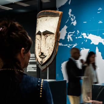 Una mujer admirando una de las obras de la muestra «Voces del Pacífico» expuestas en CaixaForum Madrid. 