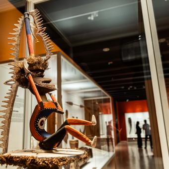 Una de las figuras expuestas en la muestra «Voces del Pacífico» en CaixaForum Madrid.