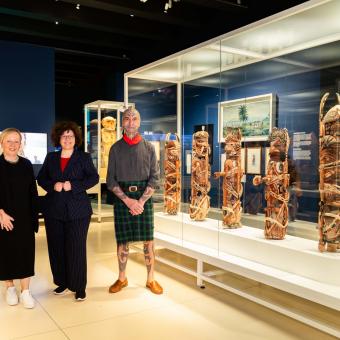 La doctora Julie Adams, comisaria sénior de Oceanía del Departamento de África, Oceanía y las Américas del British Museum, Isabel Fuentes, directora de CaixaForum Madrid, y el artista de origen maorí George Nuku. 