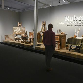 Un visitante en una de las salas de la exposición «Rubens y los artistas del Barroco flamenco» en CaixaForum Barcelona.